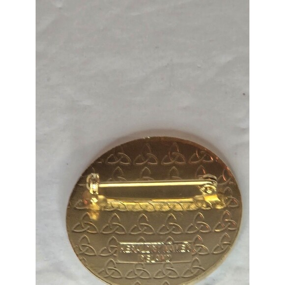 Gold Tone Brooch Pin Claddagh Irish Hands Heart Crown - Picture 3 of 8